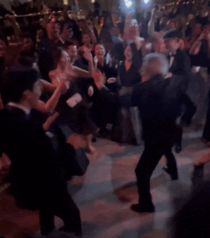 '오징어게임'의 배우 오영수가 12일(현지시간) 미국 에미상 애프터파티에서 팝 음악에 맞춰 춤을 추고 있다. 트위터 영상 캡처