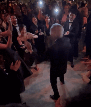 '오징어게임'의 배우 오영수가 12일(현지시간) 미국 에미상 애프터파티에서 팝 음악에 맞춰 춤을 추고 있다. 트위터 영상 캡처