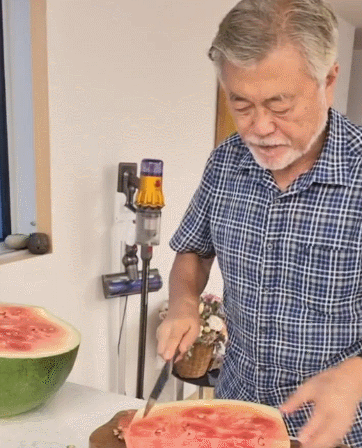 수박 자르는 문재인 전 대통령. 문다혜씨 트위터