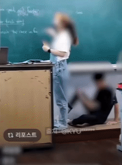 지난달 26일 충남의 한 중학교에서 수업 중 교단에 드러누워 휴대전화를 하는 학생의 모습이 담긴 영상이 SNS를 통해 공개돼 비판이 일었다. 충남교육청은 해당 사안에 대해 조사를 진행한 뒤 관련 학생들에 대한 징계 처분을 내렸다. 경찰은 휴대전화 포렌식 결과를 바탕으로 불송치 결정을 내렸다. 〈영상=틱톡 캡처〉