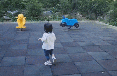 딸아이가 놀이터에서 놀고 있습니다. 사진=오세성 한경닷컴 기자