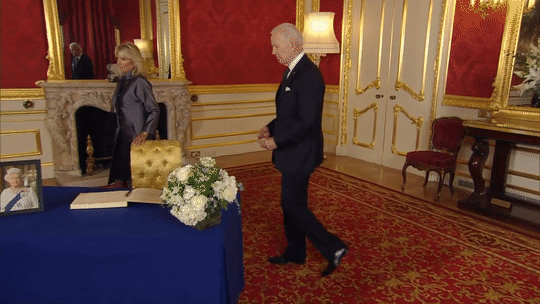 조 바이든 미 대통령이 엘리자베스2세 영국 여왕의 관을 보고 추모한 뒤 조문록에 글을 남기고 있다. [로열 패밀리 유튜브채널]