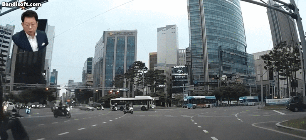 교차로를 달리고 있는 폭주족. /유튜브 '한문철TV'