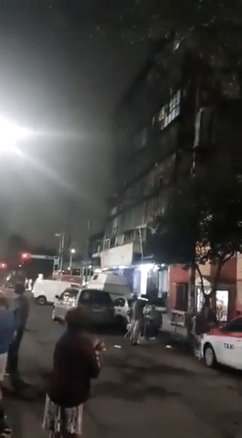22일 오전 1시16분(현지시간)경 멕시코 서부 미초아칸주에서 발생한 규모 6.8 강진에 시민들이 거리로 대피해 있다. /영상=트위터