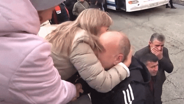 22일 러시아 동부 사하공화국 네륜그리에서 한 남성이 입대하기 전 가족들과 포옹하고 있다. 전날 블라디미르 푸틴 러시아 대통령은 '부분 동원령'을 내렸다. 트위터 계정 @poli_golobokova 영상 캡처