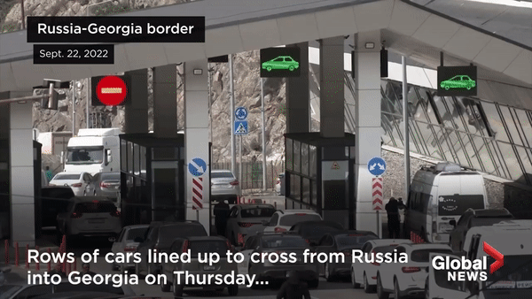 22일(현지시간) 조지아로 육로로 넘어갈 수 있는 러시아 편 국경검문소 앞에 차량들이 줄지어 있다. [글로벌 뉴스 유튜브채널]