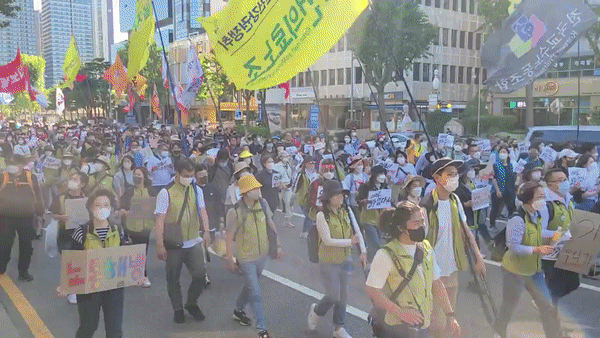 24일 오후 2시 30분쯤 전국민주노동조합총연맹이 결의대회를 마치고 숭례문을 향해 행진하고있다. /영상=하수민기자