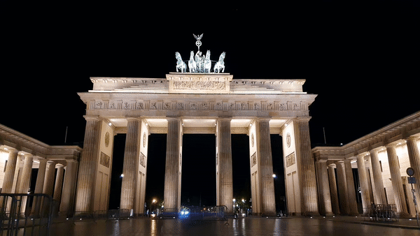 독일 베를린의 랜드마크인 브란덴부르크 문의 조명이 0시가 되자 빠르게 꺼지고 있다. 독일 정부는 에너지 절약을 위해 밤 10시 이후에는 관광지 등의 조명을 소등하는 지침을 시행하고 있다. 김한솔 기자
