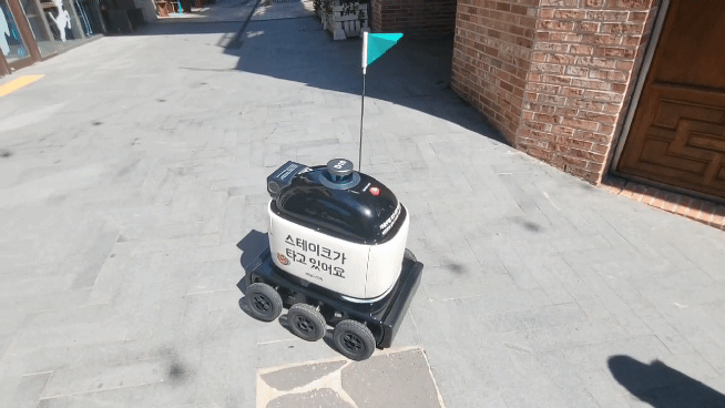 주문이 들어가자 배달의민족 배달 로봇 ‘딜리드라이브’(딜리)가 스스로 가게를 찾아 움직이기 시작했다. 나상현 기자