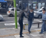 26일 서울 강북구 수유역 인근 거리에서 흡연을 제지하던 공무원을 폭행하고 있는 여성. 온라인 커뮤니티 캡처