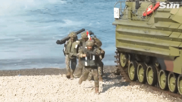 대만군 병사들이 훈련을 하고 있는 모습. [유튜브 'The Sun' 채널 캡처]