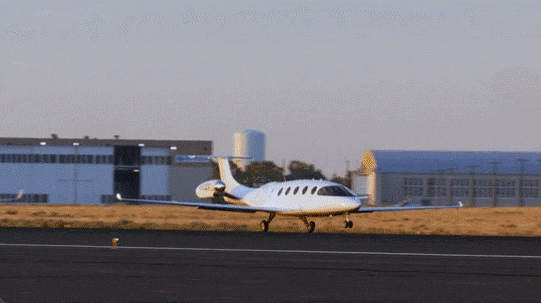 세계 최초의 배터리 기반 순수 전기 동력 여객기 '앨리스'가 첫 비행하는 모습. 〈영상=트위터 '@EviationAero'〉