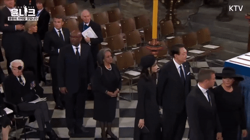 윤석열 대통령과 김건희 여사가 19일 영국 런던 웨스트민스터 사원에서 엄수된 엘리자베스 2세 여왕 장례식에 참석해 있다.[유튜브 '윤석열' 채널 캡처]