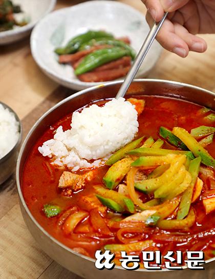현진 김치찌개 이미지