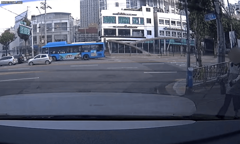 한 여성이 신부가 타고 있는 차량을 발로 차고 있다. /유튜브 채널 한문철TV