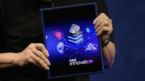 최주선 삼성디스플레이 사장이 27일 인텔 이노베이션 2022에서 17인치 슬라이더블 PC용 디스플레이를 시연하는 모습. 인텔 뉴스룸 캡처