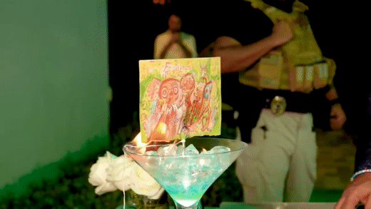 불타고 있는 프리다 칼로의 그림 〈화면출처=유튜브(FridaNFT)〉