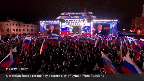 지난달 30일(현지시간) 블라디미스 푸틴 러시아 대통령이 우크라이나 내 러시아군 점령지 4개주(州)에 대한 합병 문서에 공식 서명한 뒤, 모스크바에서 열린 축하 콘서트장에 나타나 연설을 하고 있다. [유튜브 'CBS News' 채널 캡처]