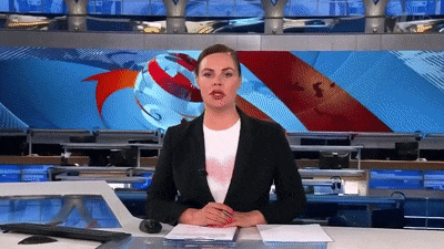 14일(현지 시각) 러시아 국영방송 채널원에서 생방송 뉴스가 진행되던 중 한 여성이 '전쟁 반대' 라고 쓴 종이를 들고 나타났다./트위터