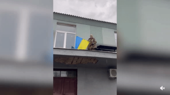 3일(현지시간) 우크라이나 남부 헤르손주(州) 졸로타 발카에서 우크라이나군 병사가 점령 중이던 러시아군을 몰아내고 건물 위에 우크라이나 국기를 게양하고 있다.[레딧 캡처]