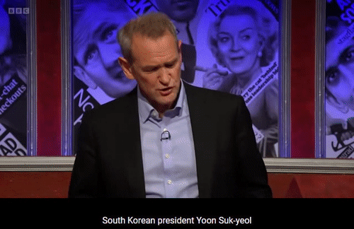 지난달 30일(현지시간) 영국 BBC 방송의 유명 시사 코미디 프로그램이 유엔총회가 열린 미국 뉴욕에서 벌어졌던 윤석열 대통령의 ‘비속어 논란’을 소재로 다룬 장면. [유튜브 'ViVaHD' 채널 캡처]