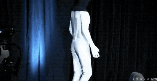 작년 AI데이에서 테슬라는 로봇 복장을 한 인간 댄서를 통해 옵티머스를 소개한 바 있다. (영상=테슬라)