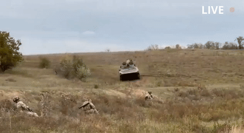 장갑차 포신에 백기를 내걸고 투항하는 러시아 군인들. 언톨드뉴스 유튜브 캡처