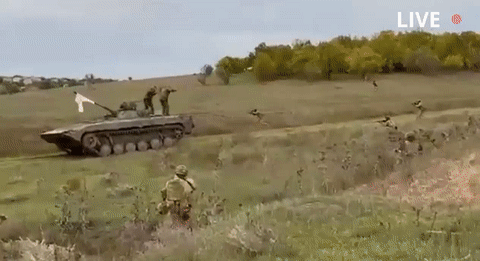 항복한 러시아군을 결박하고 장갑차를 포획하는 우크라이나군. 언톨드뉴스 유튜브 캡처