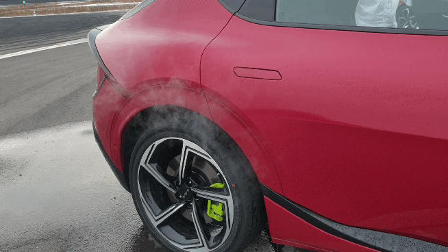 EV6 GT로 드리프트를 한 뒤 타이어에서 연기가 피어오르고 있다. /영상=김동훈 기자