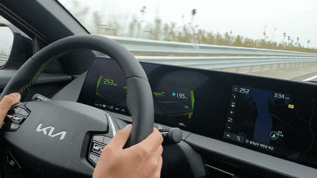 기아 EV6 GT가 시속 260km에 도달하고 있다./영상=김동훈 기자