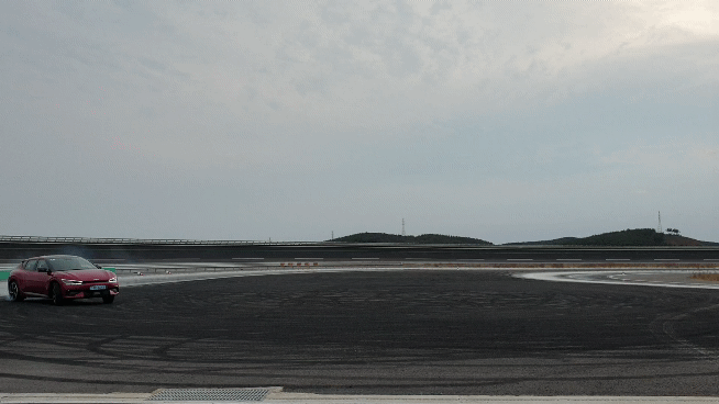 EV6 GT로 드리프트를 하는 모습이다./영상=김동훈 기자