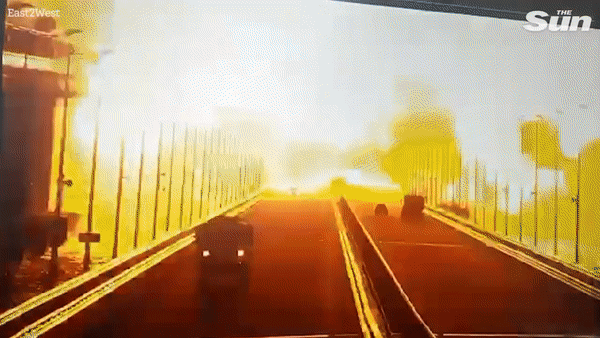 8일(현지시간) 지난 2014년 러시아가 강제 병합한 우크라이나 크름(러시아명 크림)반도와 러시아 본토를 연결하는 크름대교에서 트럭폭탄 폭발이 발생하고 있는 모습. [유튜브 'The Sun' 채널 캡처]
