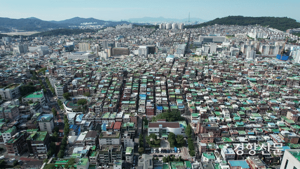 성남시 중원구 일대. 빼곡한 주택들 사이에서 어린이들이 놀 공간을 찾기는 쉽지 않아보인다. 최유진 PD