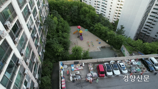 시후가 사는 서울 E구 아파트. 분리수거장 근처 외진 곳에 아무도 찾지 않은 놀이터가 있다. 최유진 PD