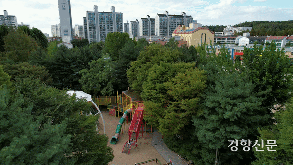 채아의 학교 앞에 바로 붙어 있는 대규모 공공 놀이터. 최유진  PD