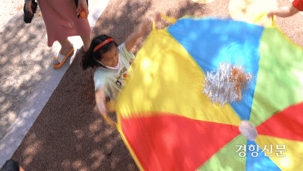 부산 동구의 골목놀이터 한편, 네댓 명의 아이들이 챙겨온 보자기를 펼쳐 공 대신 제기를 올린다. 여럿이 보자기를 움직여 공을 공중에 띄우는 파라슈트 놀이의 변형된 버전이다. 최유진 PD