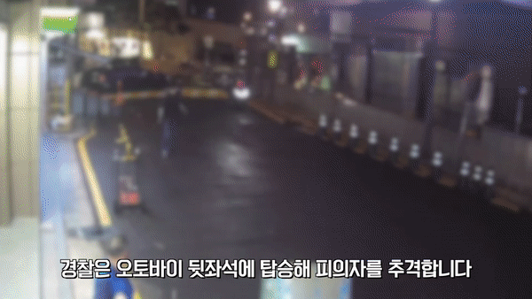 수배자를 추격하던 경찰을 본 오토바이 운전자가 뒷자리에 경찰을 태우고 수배자를 추격한 끝에 검거에 성공했다. 영상은 서울 중부 일대에서 경찰과 한 오토바이 운전자가 수배자를 쫓는 모습. /영상=서울경찰 페이스북 캡처