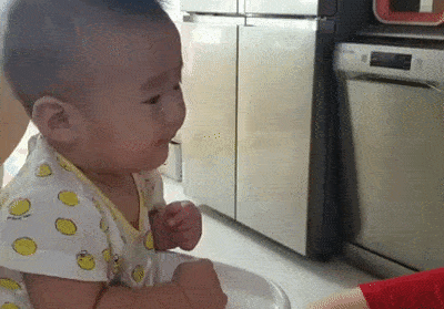 지난해 딸아이가 퓌레를 먹는 모습. 사진=오세성 한경닷컴 기자