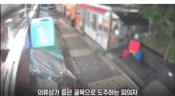 6일 서울 동대문 의류도매상가에서 서울중부경찰서 광희지구대 소속 주영록 경위가 시민 오토바이 뒷좌석에 탄 채 도주하는 피의자를 쫓아 검거에 성공했다. 2022.10.6 서울경찰 페이스북