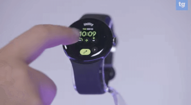 구글이 13일 정식 출시한 스마트워치 '픽셀워치' 실제 사용 모습.