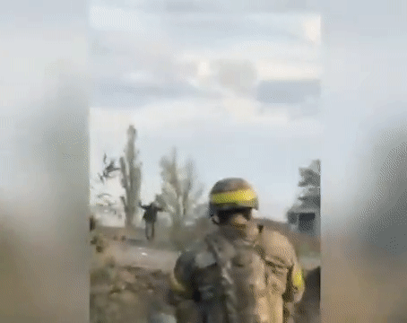 우크라이나군에 투항 의사를 밝히고 다가오고 있는 러시아군 병사의 모습.[Giuseppe Menefrego 트위터 캡처]