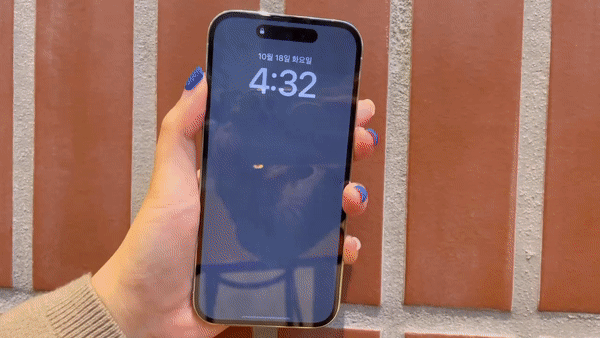 아이폰14 프로에서 AOD 기능을 켜고 끄는 모습. 화면이 완전히 꺼지지 않고 잠금화면의 모습이 흐리게 구현된다./사진=백유진 기자 byj@