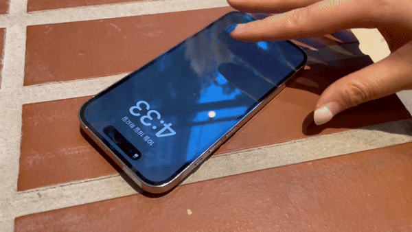 아이폰14 프로. 스마트폰 케이스를 씌우지 않은 상태긴 하지만, 카메라가 도드라져 내려놨을 때 흔들거림이 심했다./사진=백유진 기자 byj@