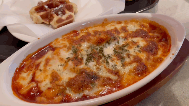 치즈 오븐 떡볶이. 치즈가 부드럽게 늘어난다. (영상=송혜수 기자)
