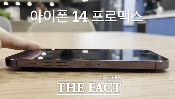 아이폰 14 프로맥스와 아이폰13 미니 제품은 카메라 렌즈 높이에서 큰 차이를 보인다. /최문정 기자