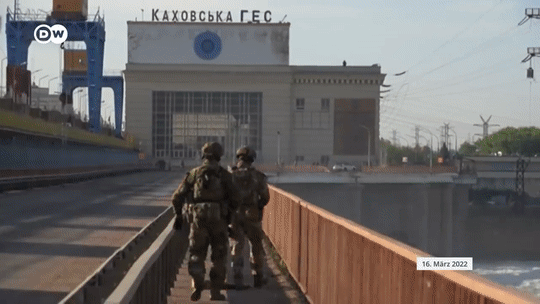 러시아군이 점령 중인 드네프르강 하류 카호우카 수력발전소(HPP) 댐의 모습. [유튜브 'DW Deutsch' 채널 캡처]