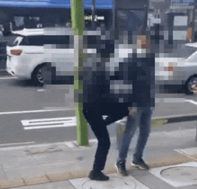 지난달 공무원을 폭행하는 A 씨. / 자료출처=온라인 커뮤니티