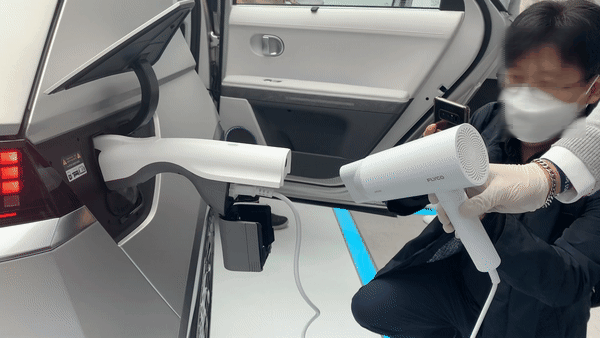 바깥쪽 충전구를 통해서도 V2L 기능을 이용할 수 있다. 영상은 V2L 기능을 이용해 헤어드라이기를 켠 모습./ 영상=신현아 한경닷컴 기자