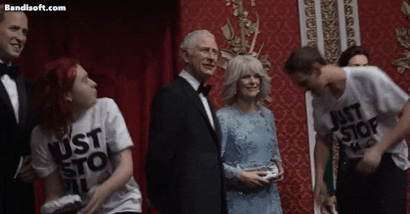 환경단체 ‘저스트 스톱 오일’ 활동가 2명이 영국 찰스 3세의 밀랍 인형 얼굴에 초콜릿케이크를 통째로 짓이기고 있다. [트위터 갈무리]