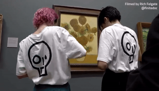 환경단체 ‘저스트 스톱 오일’ 활동가 2명이 빈센트 반 고흐의 명화 ‘해바라기’에 토마토 소스를 끼얹고 있다. [저스트 스톱 오일 홈페이지 갈무리]